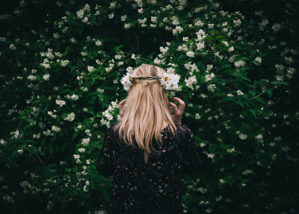 midsommar och midsommarlekar inomhus och utomhus