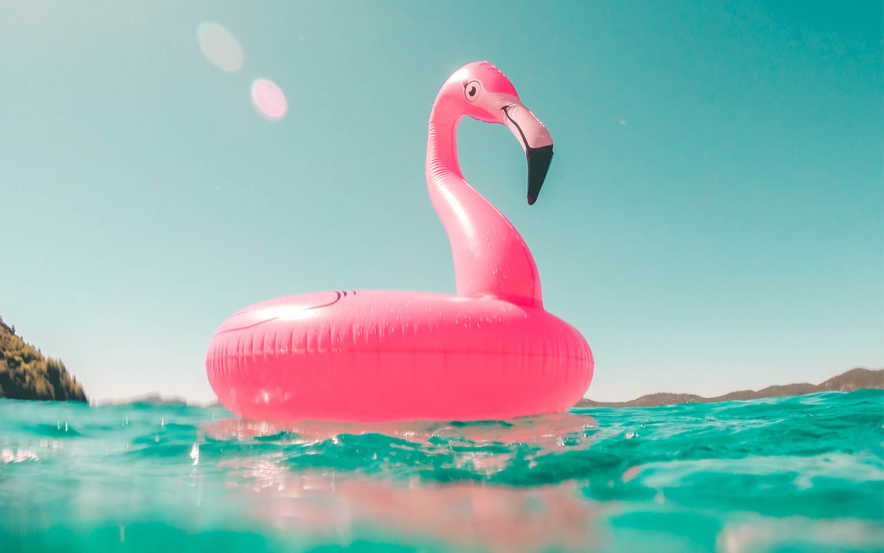 Uppblåsbar flamingo och 10 andra badleksaker till sommaren
