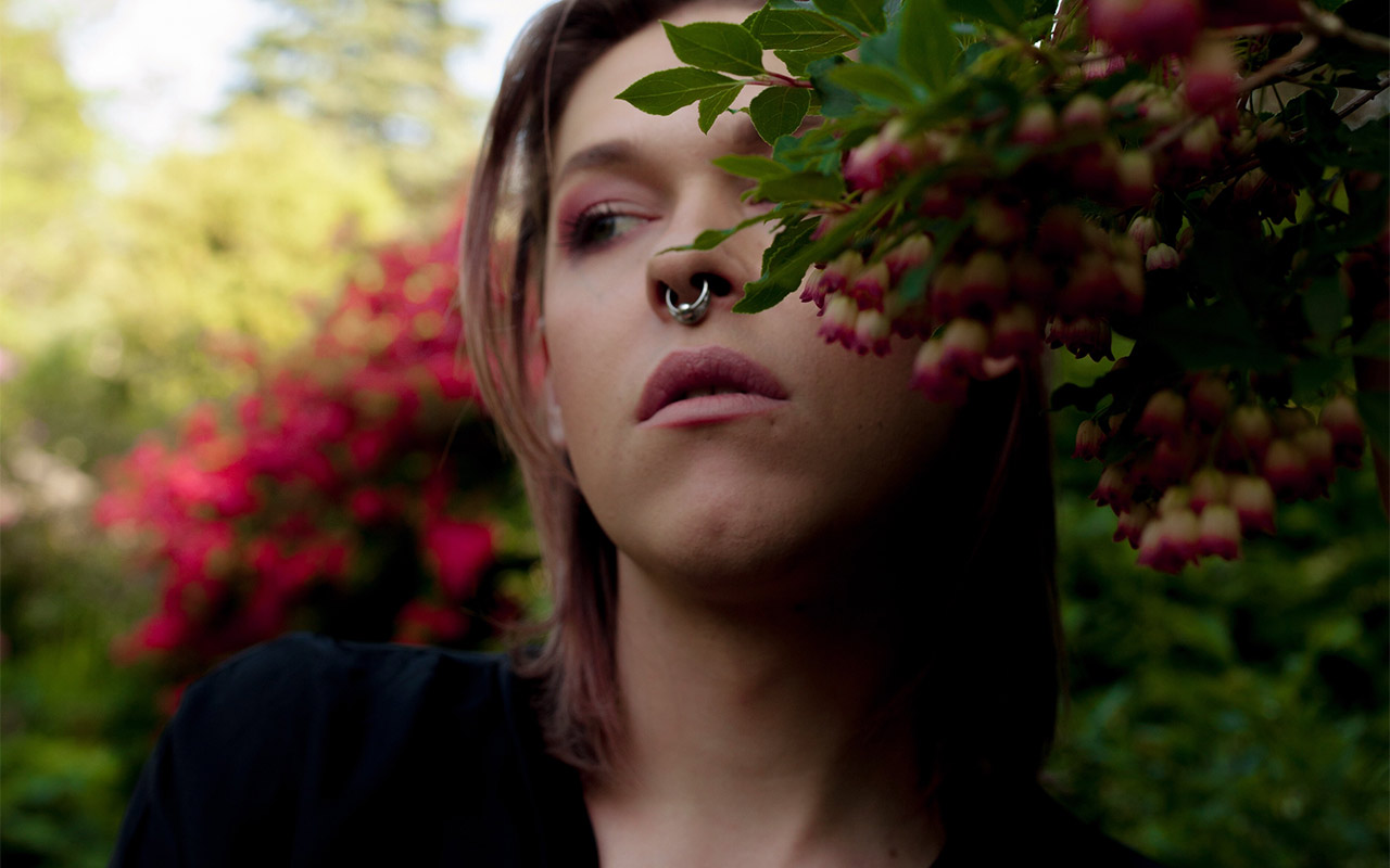 Saga Becker: ”Jag är inte född i fel kropp, jag är född i fel system”