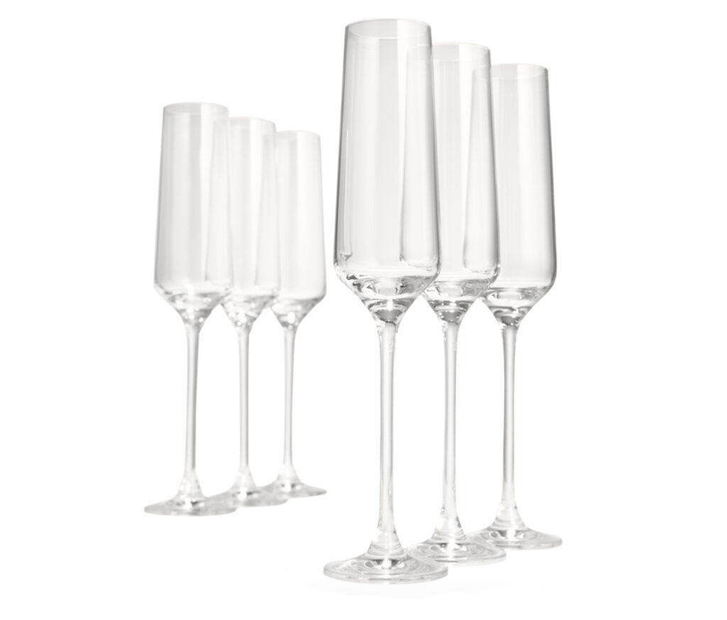 Servera mimosa drink i champagneglas