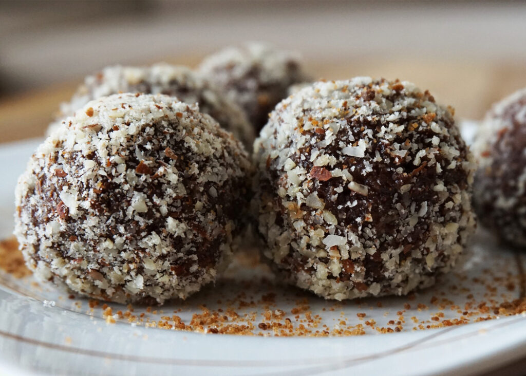 nyttiga chokladbollar med jordnötssmör och nötter