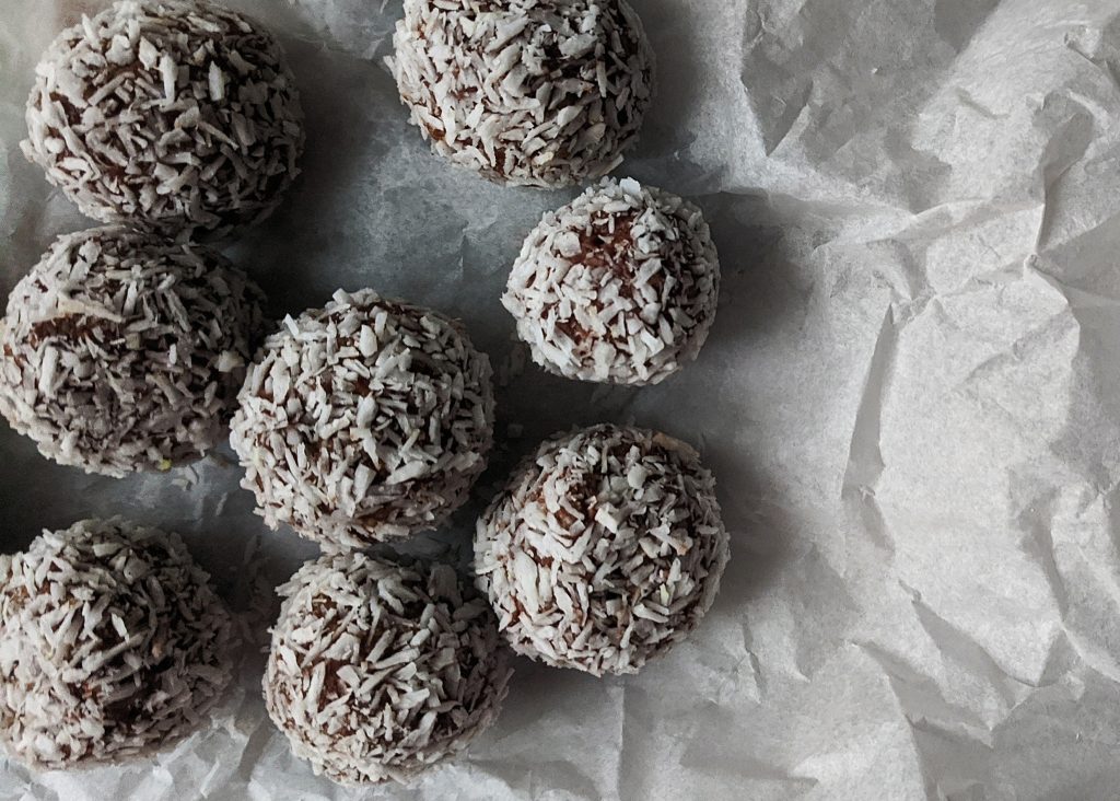 nyttiga chokladbollar recept med dadlar, kokosolja, nötter, och jordnötssmör