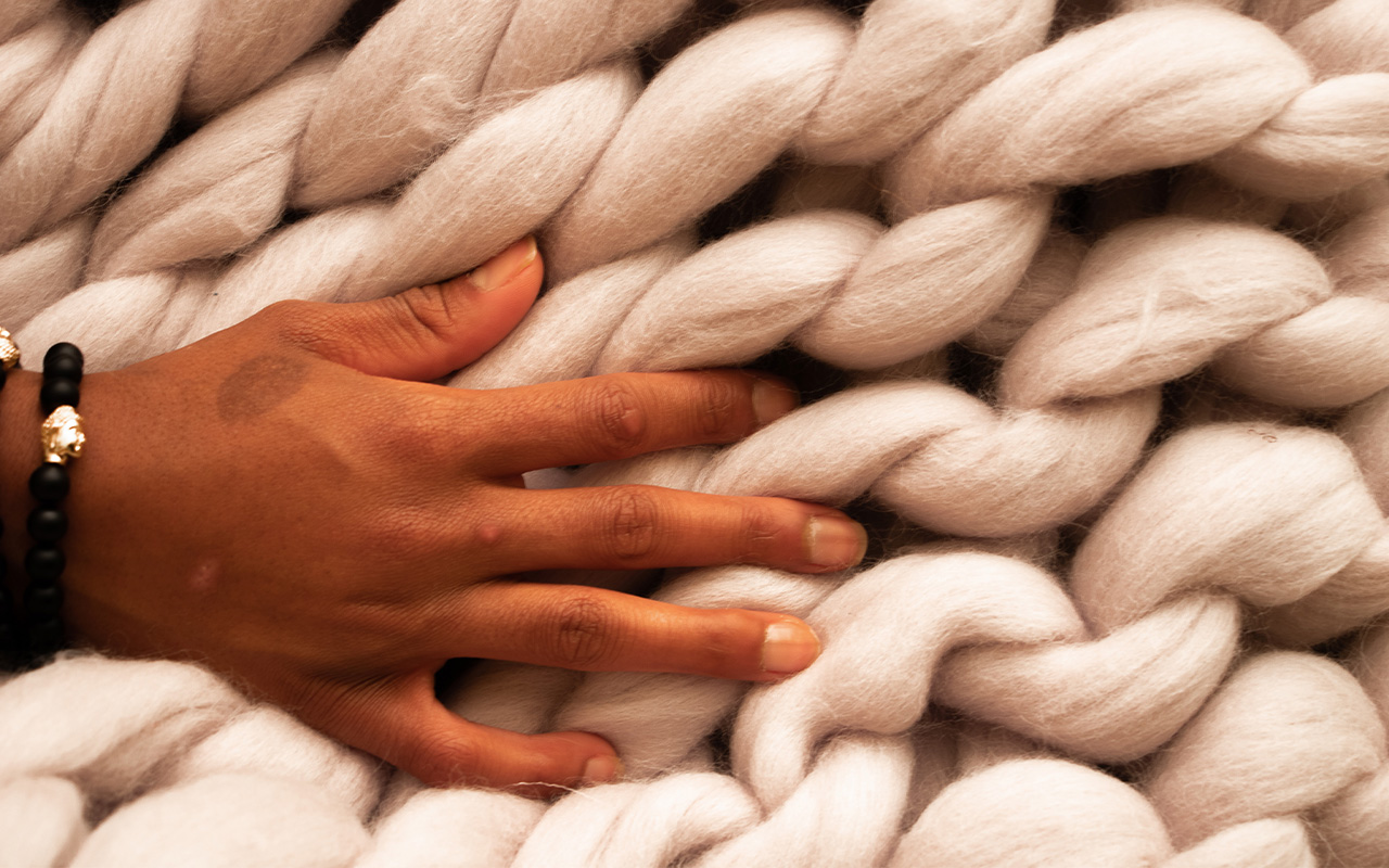 Så enkelt gör du en egen stor chunky knit-filt
