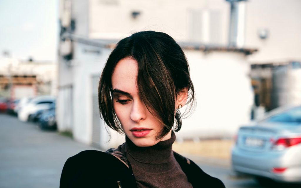 Mörk lång gardinlugg