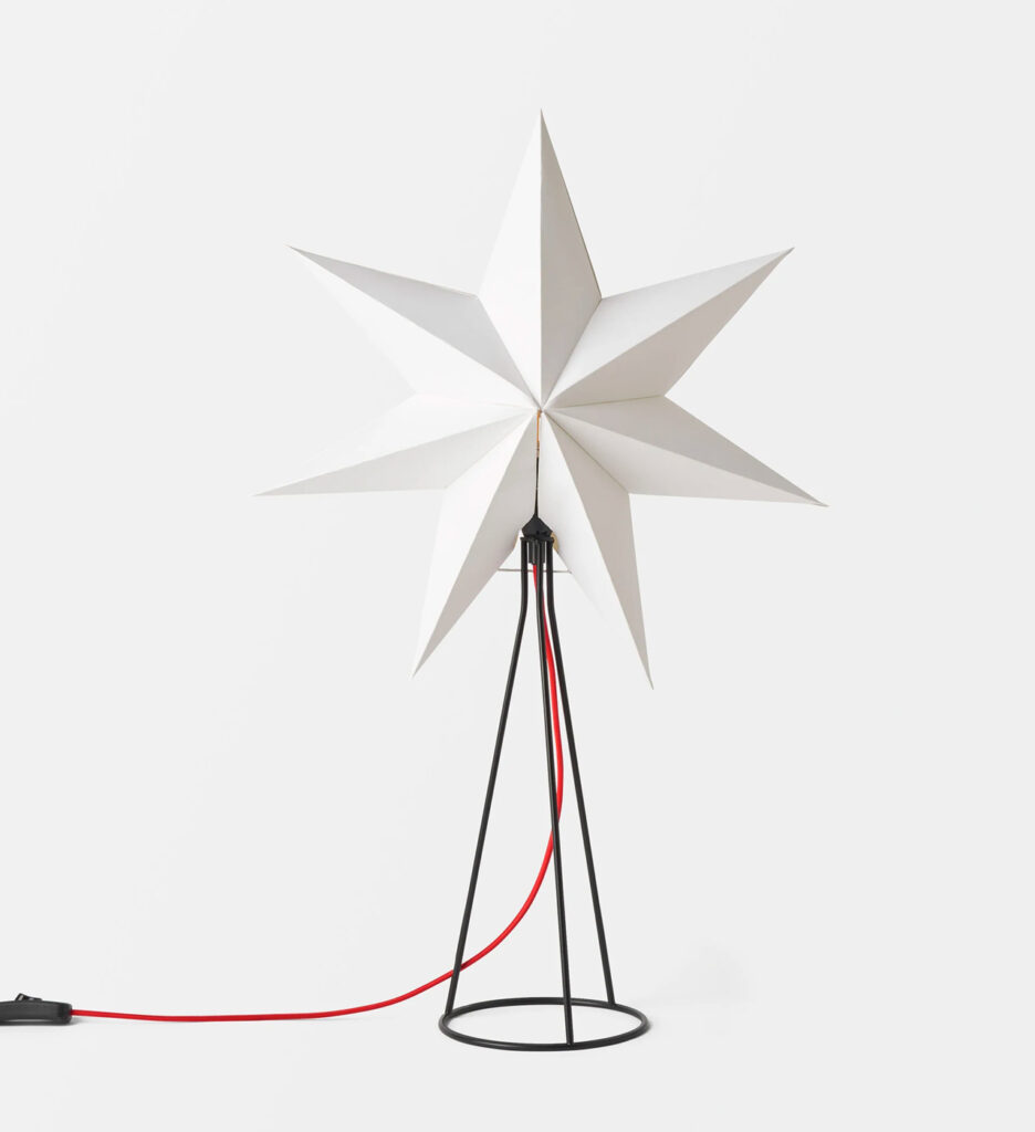 julstjarna eller adventsstjarna i fonster ahlens