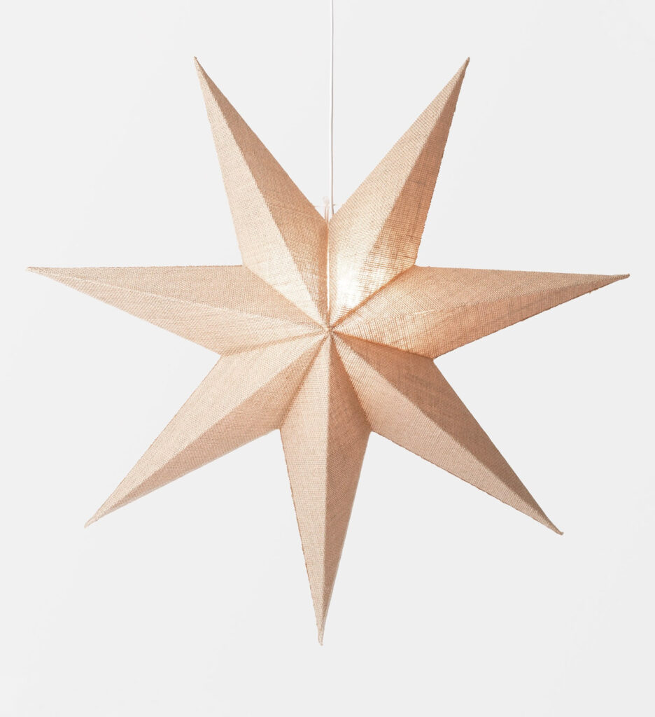 julstjarna eller adventsstjarna i fonster fran ahlens