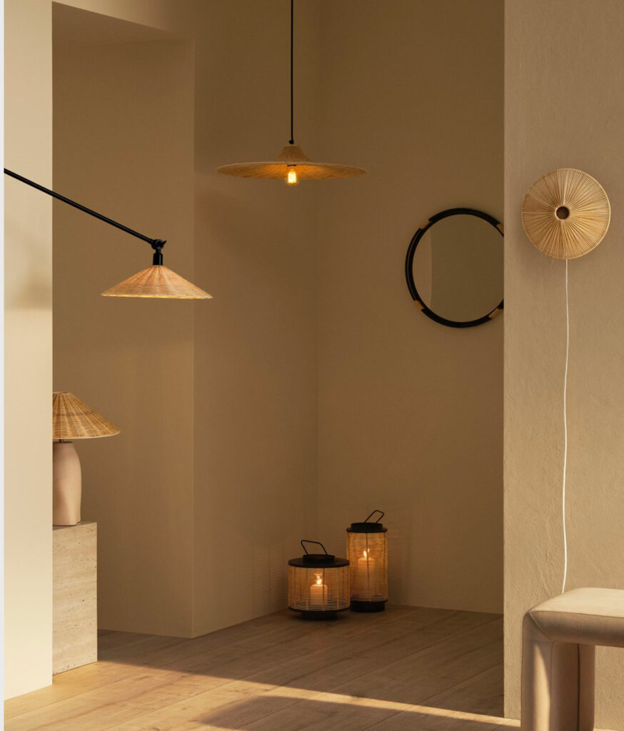 rund liten spegel i hallen