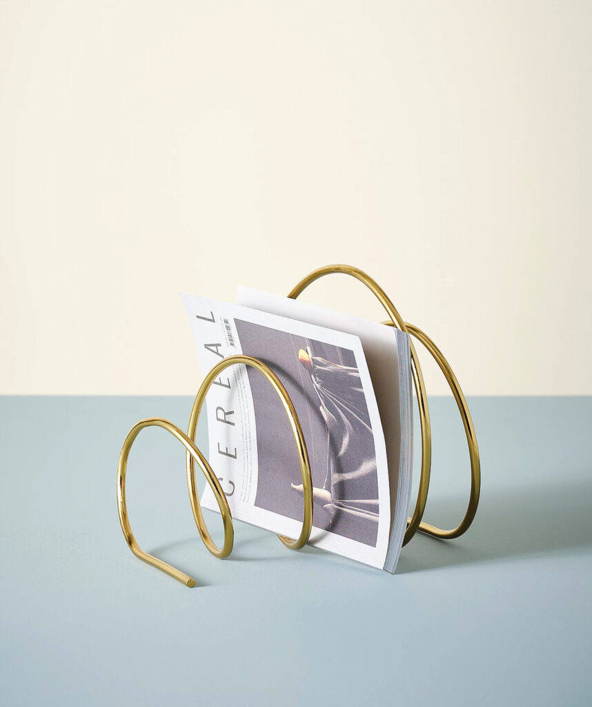 tidningsstall i metall pa golvet