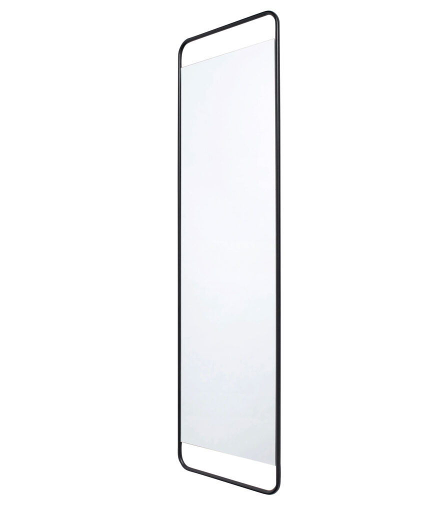 avlang spegel i hallen med svart