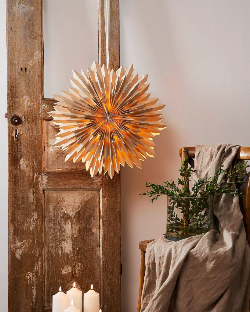 julstjarna eller adventsstjarna i fonster