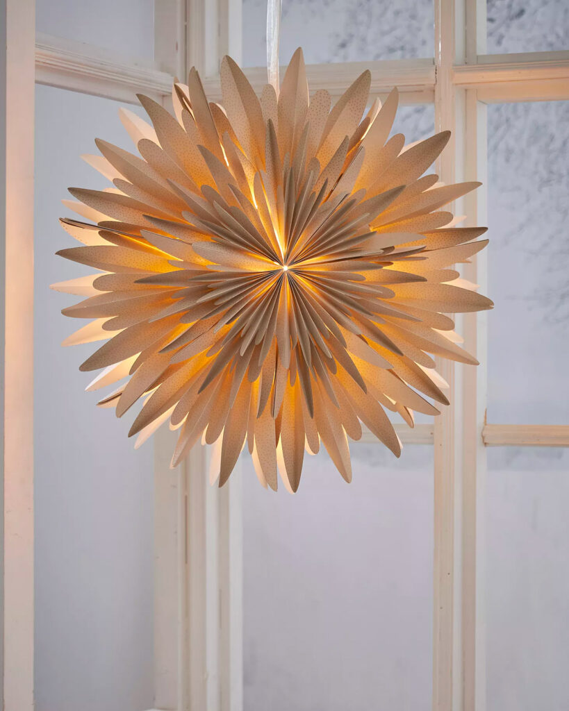 julstjarna eller adventsstjarna i fonster papper