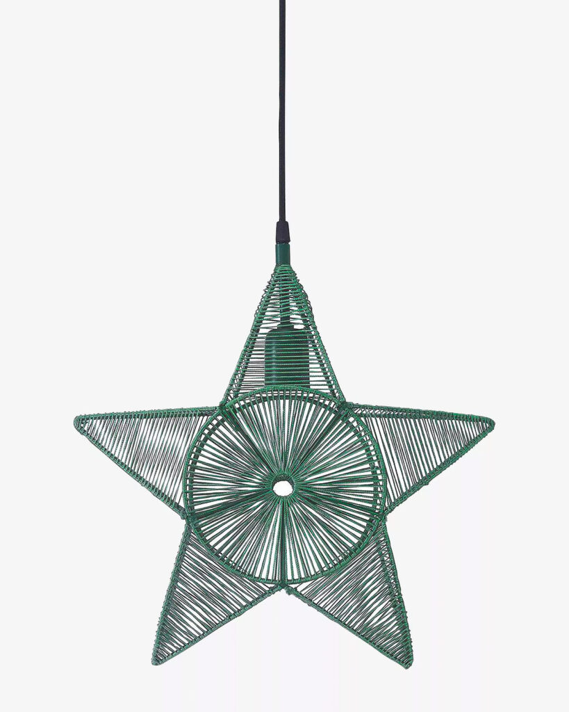 julstjarna eller adventsstjarna i fonster i garn