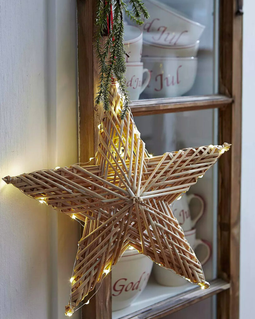 julstjarna eller adventsstjarna i fonster natur