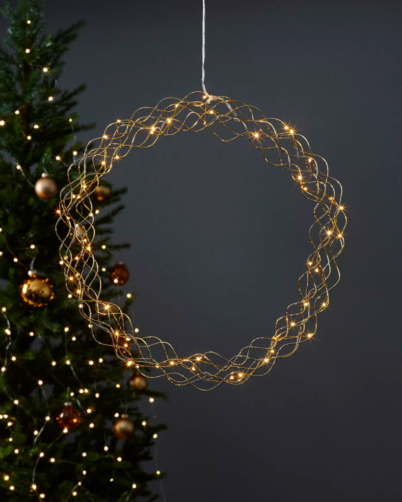 julkrans med belysning i massing