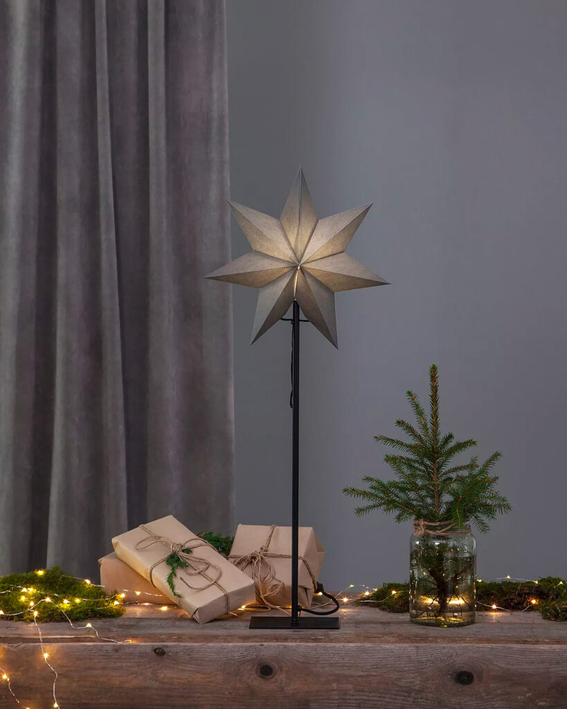 julstjarna eller adventsstjarna i fonster gra