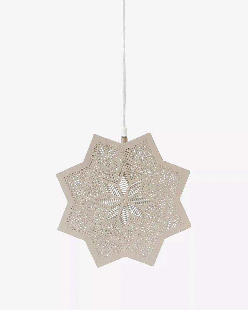 julstjarna eller adventsstjarna i fonster i metall