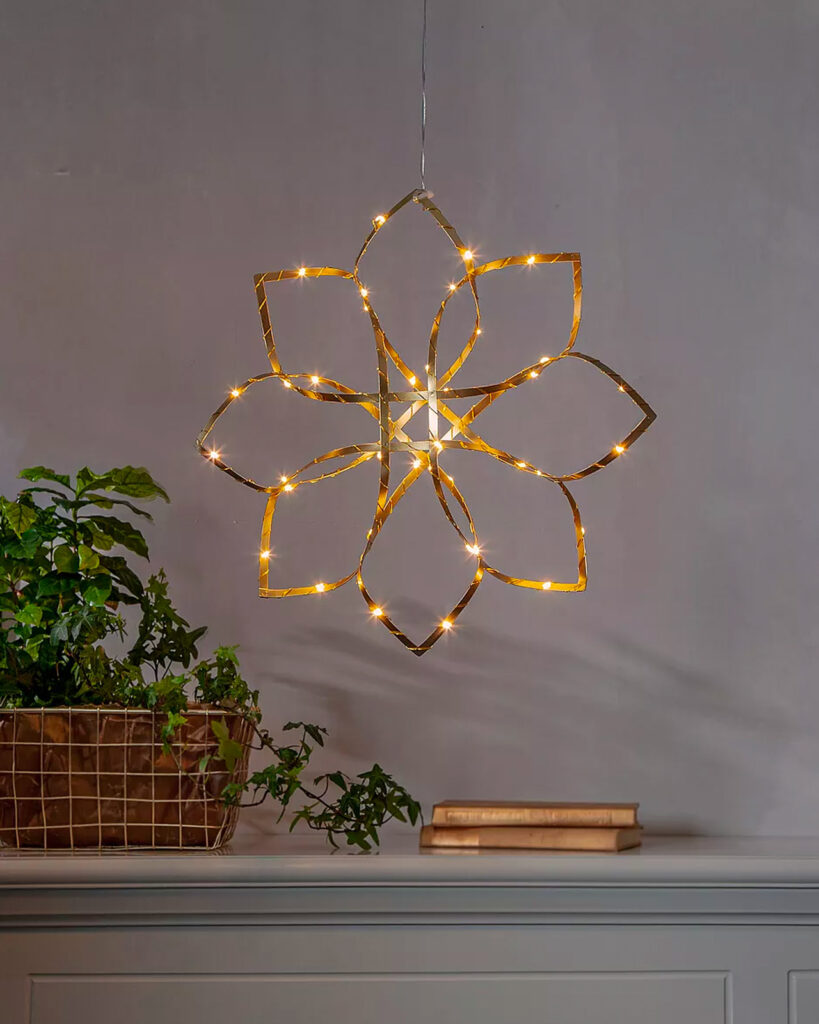 julstjarna eller adventsstjarna i fonster i metall