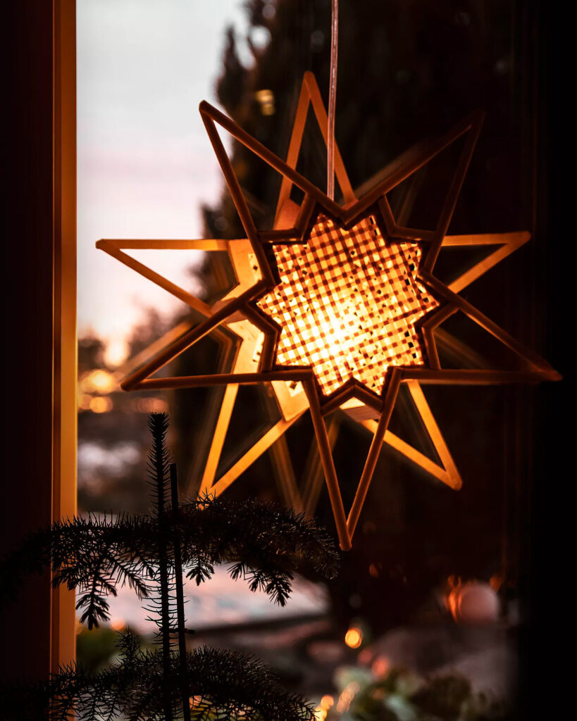 julstjarna eller adventsstjarna i fonster brun