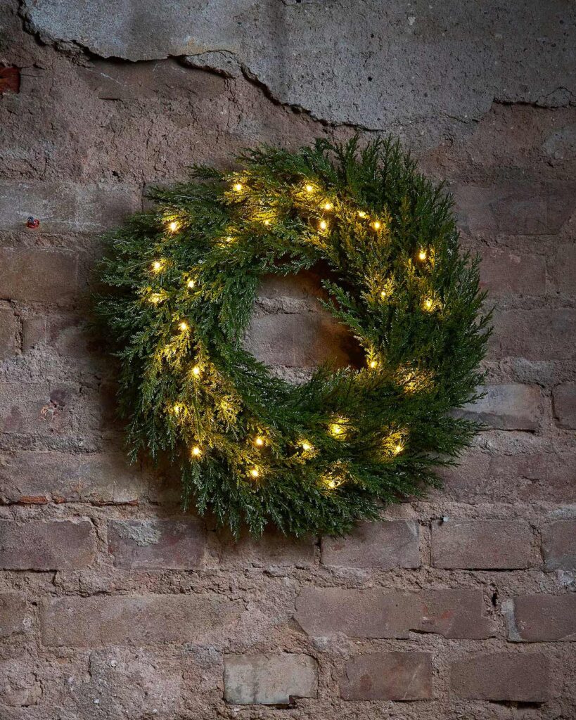 gron julkrans med belysning