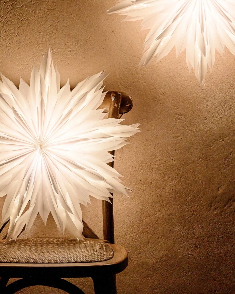 pappersstjarna julstjarna eller adventsstjarna i fonster