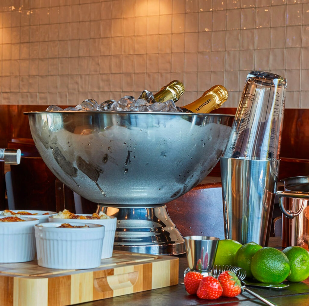 champagneglas och ishinkar klassisk pa fot