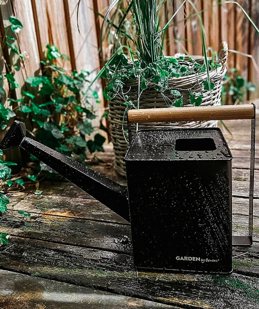 vattenkanna for inomhus och utomhus svart