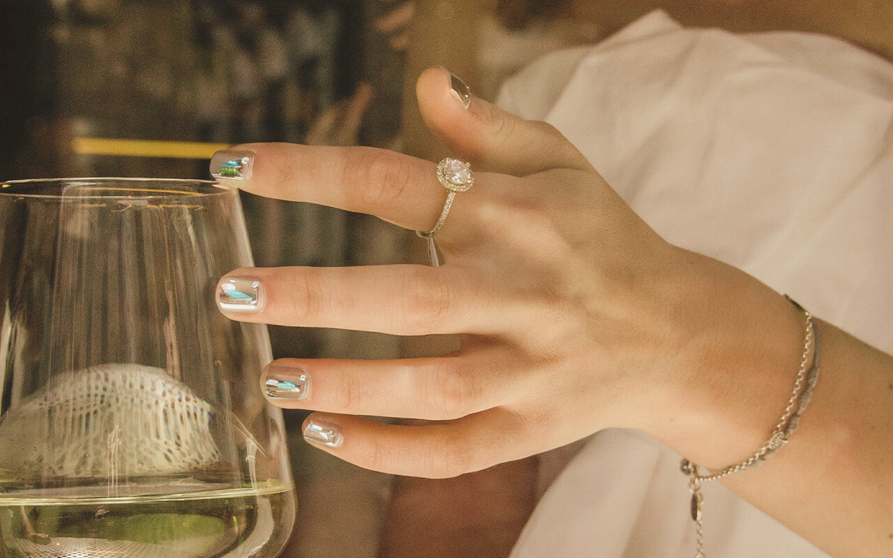 Så gör du den senaste nagetrenden Vanilla chrome nails