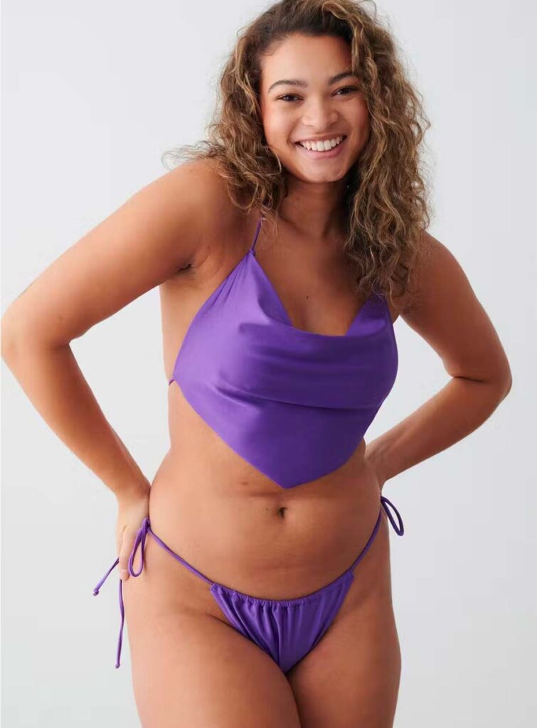 lila bikini med draperad halsringning