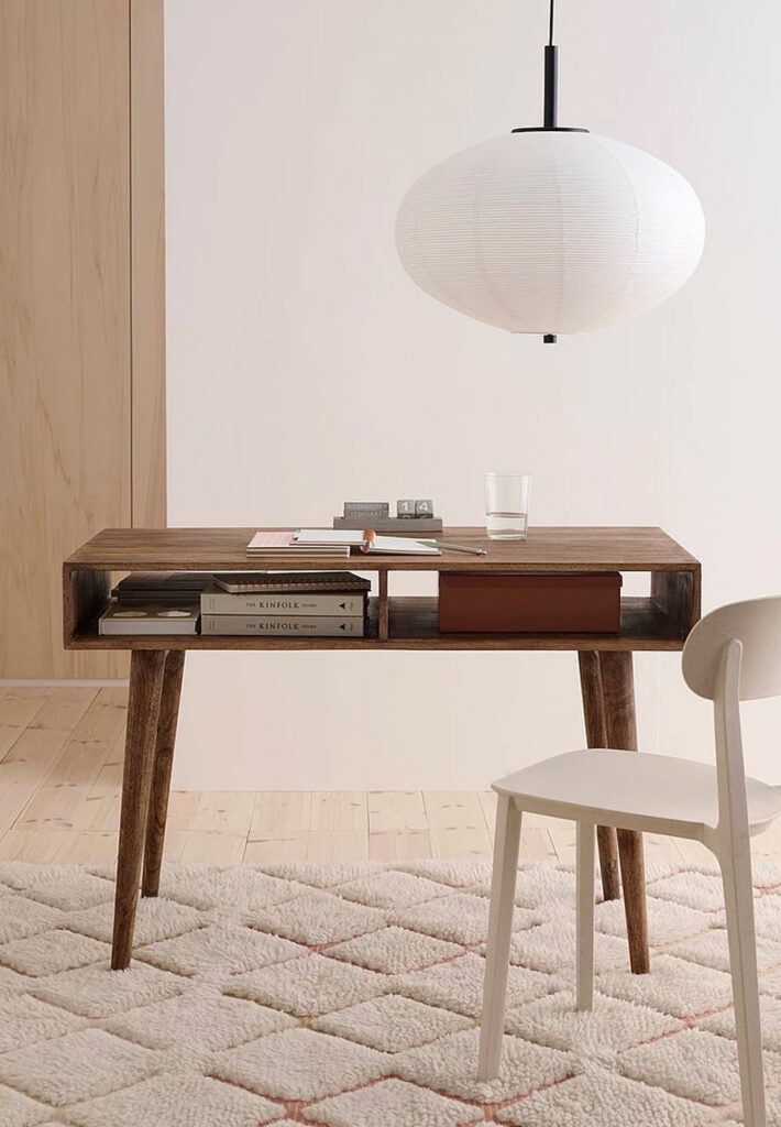 brunt litet skrivbord