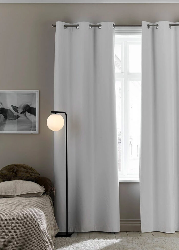 morklaggningsgardiner vita