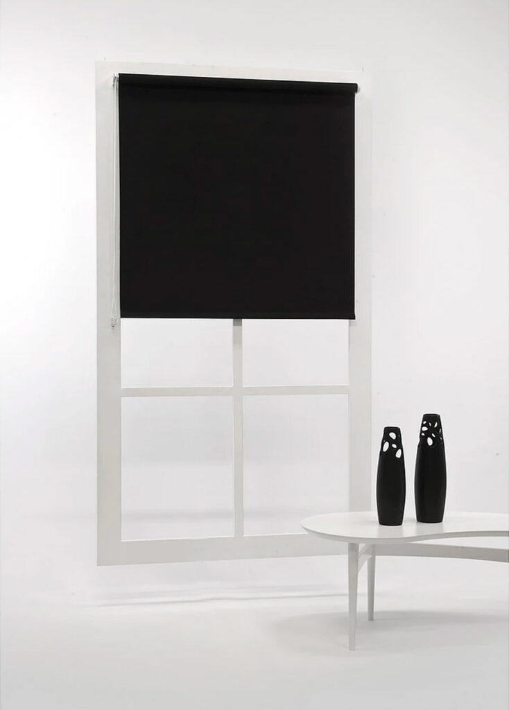 morklaggande rullgardin i svart