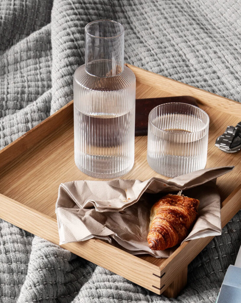 tillbringare och glas till fladersaft