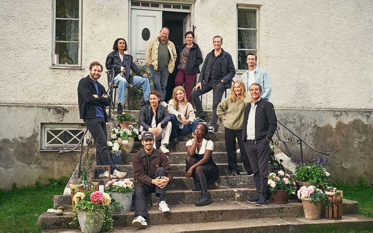 Flera kända namn i nya Netflix-filmen Love fårever