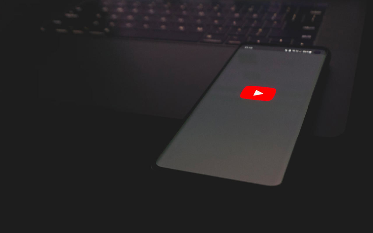 Känd youtuber häktad för misshandel mot sambo