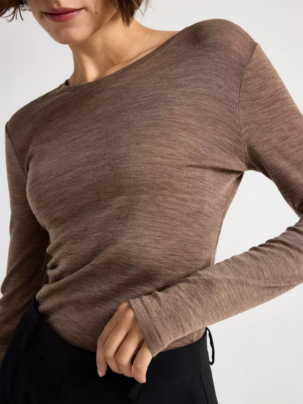 Viktigaste regeln för att hålla sig varm: lager på lager. En sån här tunn tröja i merinoull kan du ha på dig under tröjor och klänningar för att hålla dig extra varm.
______________________________________