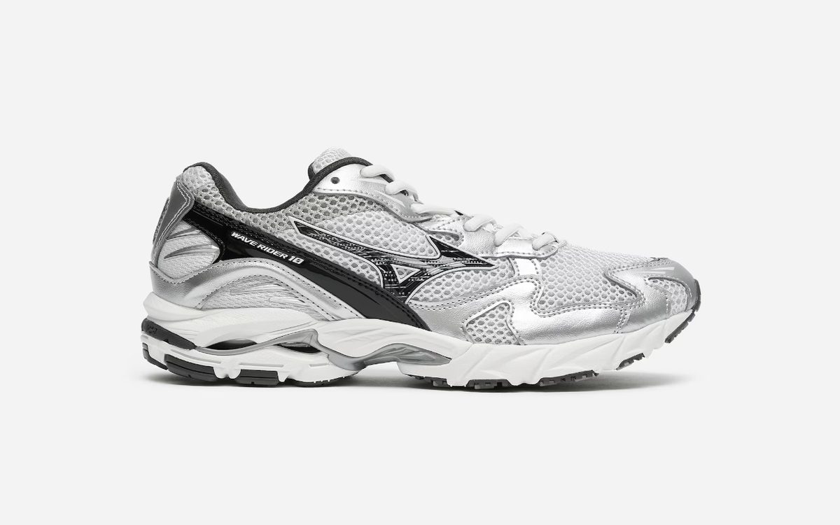 Silvriga Mizuno Wave Rider 10 sneakers för dam med sportig retrosilhuett