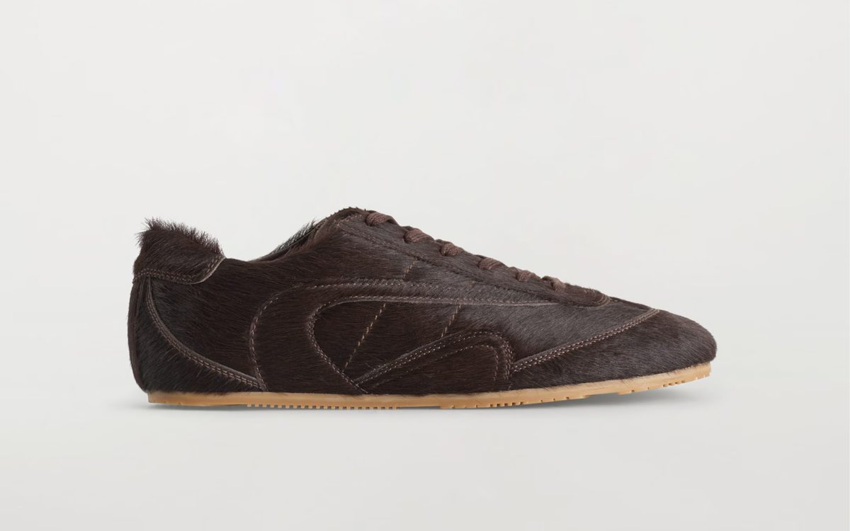 Chokladbruna sneakers från COS i pony hair-läder