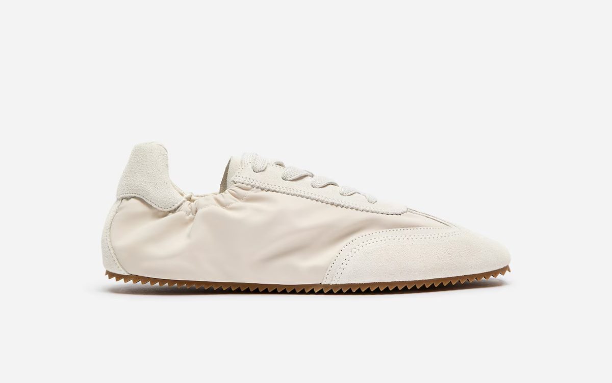 Offwhite sneakers i mocka och nylon från Arket för dam
