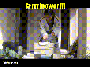 Tjej slår sönder betongblock.