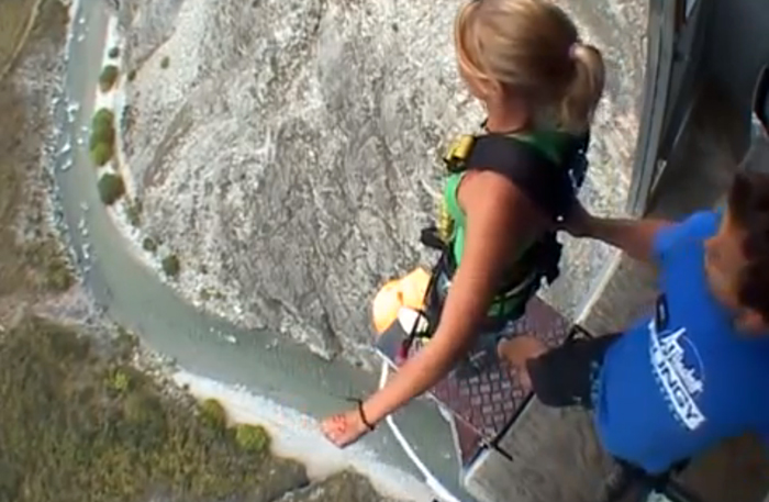 Tjej hoppar bungyjump.